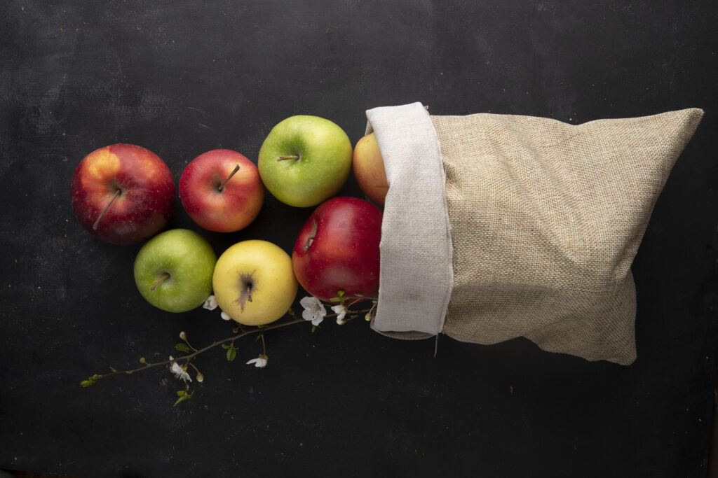 top view multi-colored apples in a burlap bag with a branch of flowers on a black background SSUCv3H4sIAAAAAAAACpyRwW7DIAyG75P2DhHnRgqlaZK9SrWDAyxBpVAB2TRVffcZCBXn3fBn+7d/83h/axoyg1ecfDSPGGGstN58cBCUNYi7w86dNEK6mkihgnUKdA1nCHw1cJMIzaZ1xM+UJD5A2Lz0cdiOOAS5oEaGL4m80SXHTUmkJHZgipBDxfw2J1ZQFv9XZ358FjewSMN/08KVESe1hGzkkkvJ9SdId6utwSaUrVx9Ww46FrBK6e4UV2ap2mxY05VLG7ebCS6u8NqcaGvvMOt44i/UlIWv4D2Wi8KrQRz/1N6qOcaGZGBXJQJ/IoaUHdnxdGbj0PX9NEy02wvy760KddI6RQhjflWitq7iBmTqqRh5P7aDONP21LGpHQVIfA0dUNbPYqB4+OcfAAAA//8DABFJo1iHAgAA